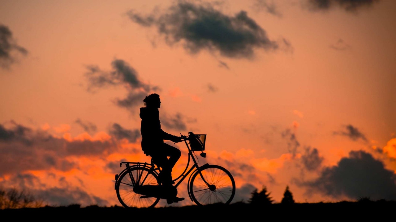 Bagażnik na rowery o zachodzie słońca